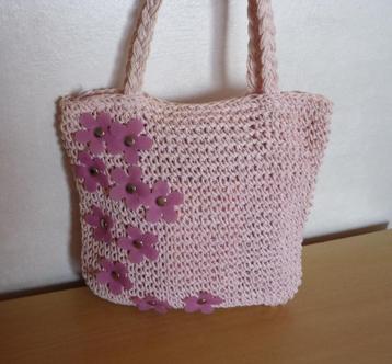 Lichtroze gehaakt handtasje met roze bloemen beschikbaar voor biedingen