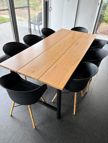 Set - eettafel met 8 stoelen. beschikbaar voor biedingen