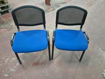 2 blauwe stoffen stoelen met zwarte netleuning (10€/st)