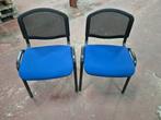 2 blauwe stoffen stoelen met zwarte netleuning (10€/st), Bleu, Enlèvement, Utilisé, Deux