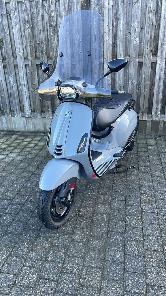 Vespa sprint B klasse nadro grey, Fietsen en Brommers, Brommeronderdelen | Snorfietsen, Zo goed als nieuw, Vespa, Zadel, Ophalen