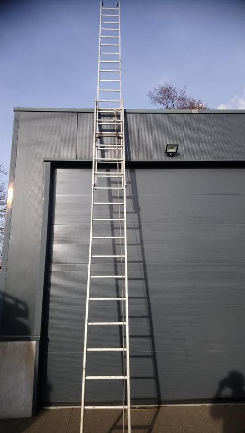 Ladder tweedelig met trek koord., Doe-het-zelf en Bouw, Ladders en Trappen, Zo goed als nieuw, Ladder, 4 meter of meer, Opvouwbaar of Inschuifbaar