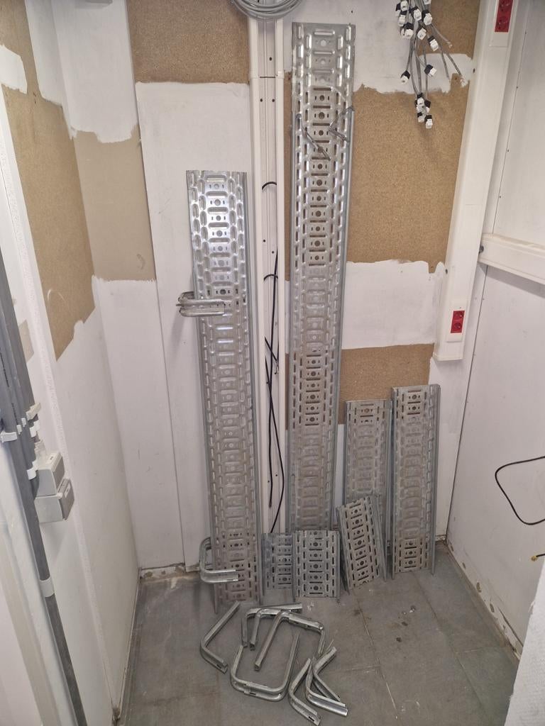 Lot de Rail de câbles, Chemin De Câbles, Guide-câble, Doe-het-zelf en Bouw, Elektriciteit en Kabels, Gebruikt, Overige typen, Ophalen