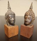 Twee oude Boeddha hoofdjes op houten sokkel., Ophalen, Gebruikt