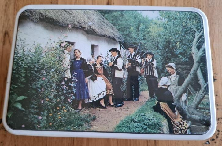 Frans brocante Massilly blik met klederdracht en doedelzak, Verzamelen, Blikken, Gebruikt, Overige, Overige merken, Ophalen of Verzenden