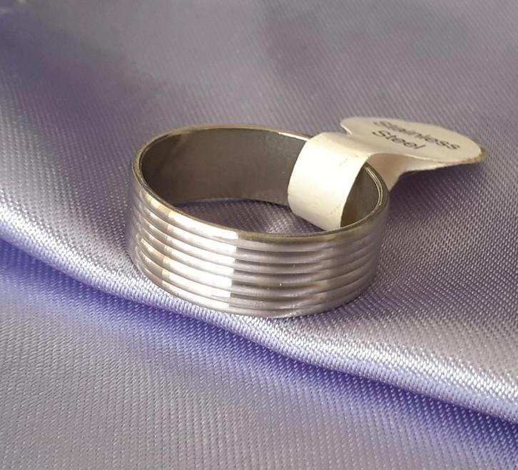 Ring zilver met lijntjes, Bijoux, Sacs & Beauté, Bagues, Neuf, Femme ou Homme, 19 à 20, Argent, Fer ou Acier, Enlèvement ou Envoi