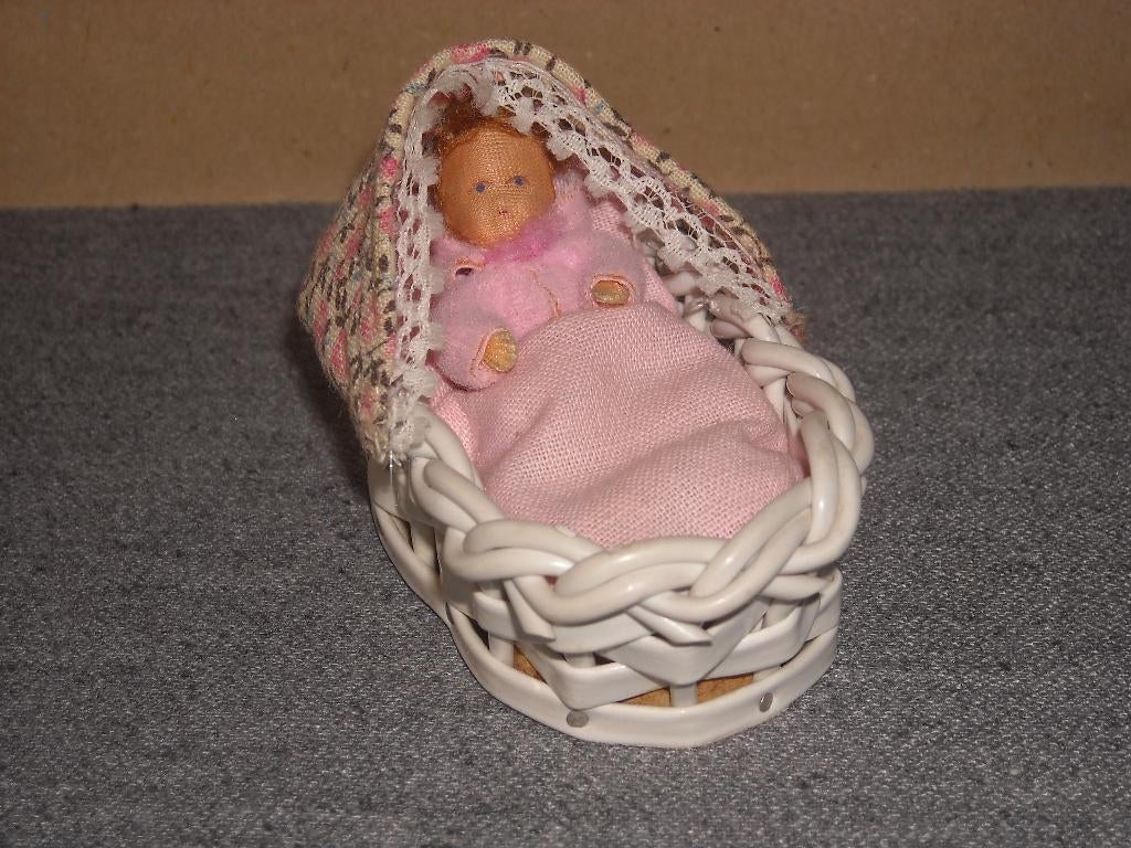 Erna Meyer popje baby in draagmand, Ophalen of Verzenden, Gebruikt, Popje