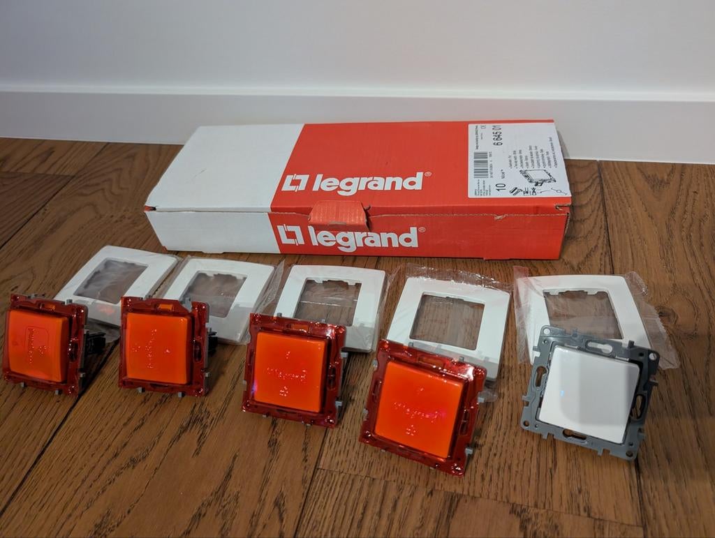 Legrand 5 enkelvoudige schakelaars met afdekplaatje NIEUW, Ophalen of Verzenden