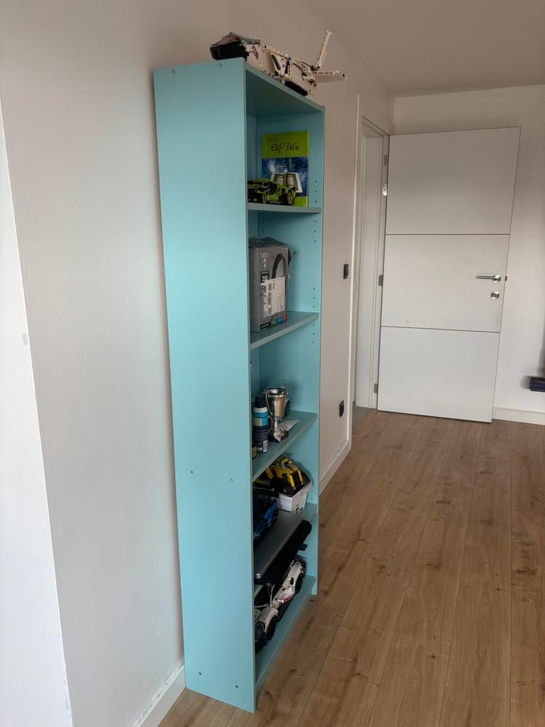Moderne open boekenkast – lichtblauw – goede staat, Huis en Inrichting, Kasten | Lockerkasten, Zo goed als nieuw, Ophalen