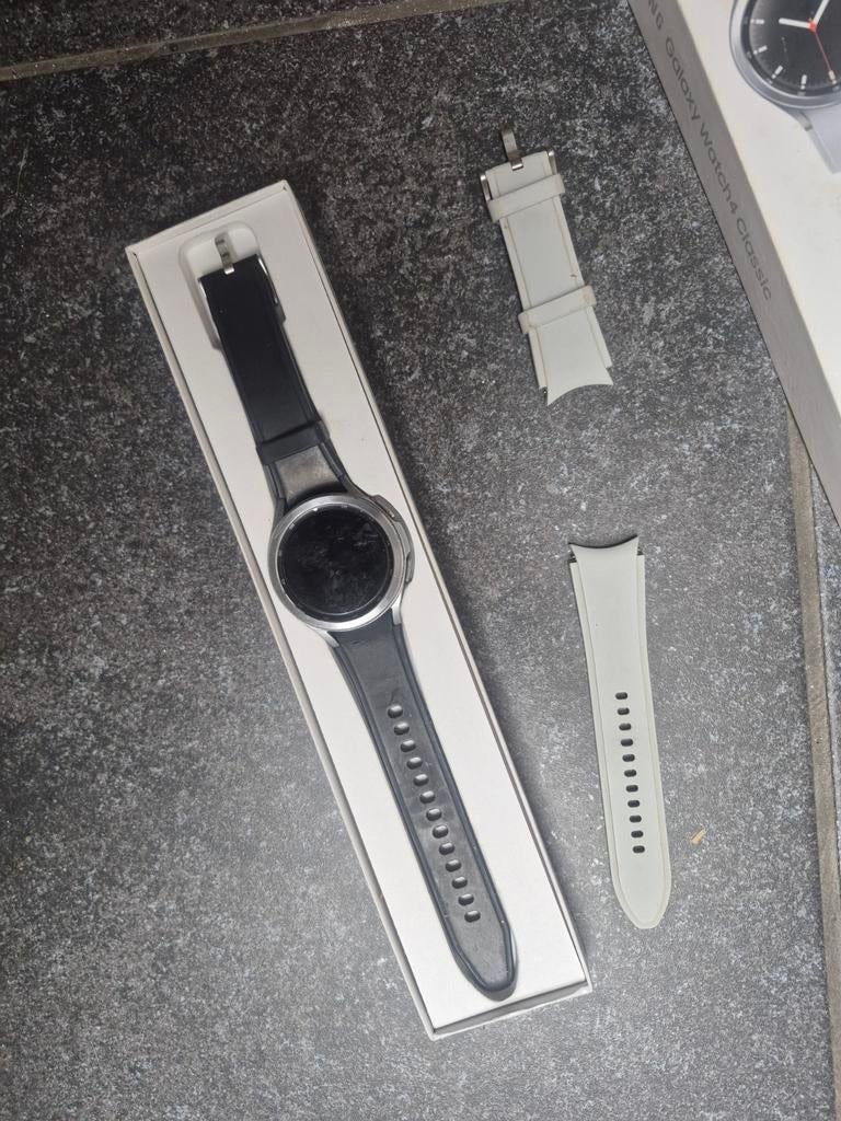 Samsung galaxy watch 4 met zwarte en grijze bandjes, Ophalen of Verzenden