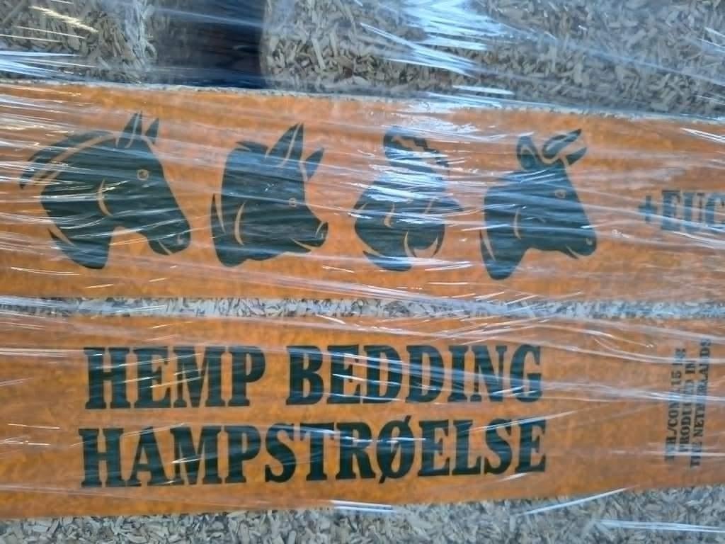 hempbed met eucalyptus strooisel, Stalling