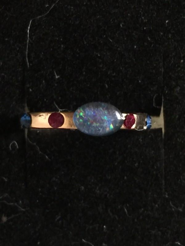 Goudkleurige ring maat 15mm met Australische Opaal triplet, Bijoux, Sacs & Beauté, Colliers, Neuf, Enlèvement ou Envoi, Or, Avec pierre précieuse