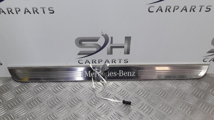 Eclairage d'embarquement d'un Mercedes E-Klasse, 3 mois de garantie, Utilisé, -, -