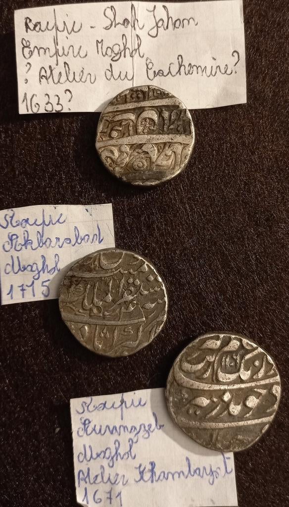 Empire Moghol. Monnaies en argent. 3 x 1 roupie. 17-18e s.