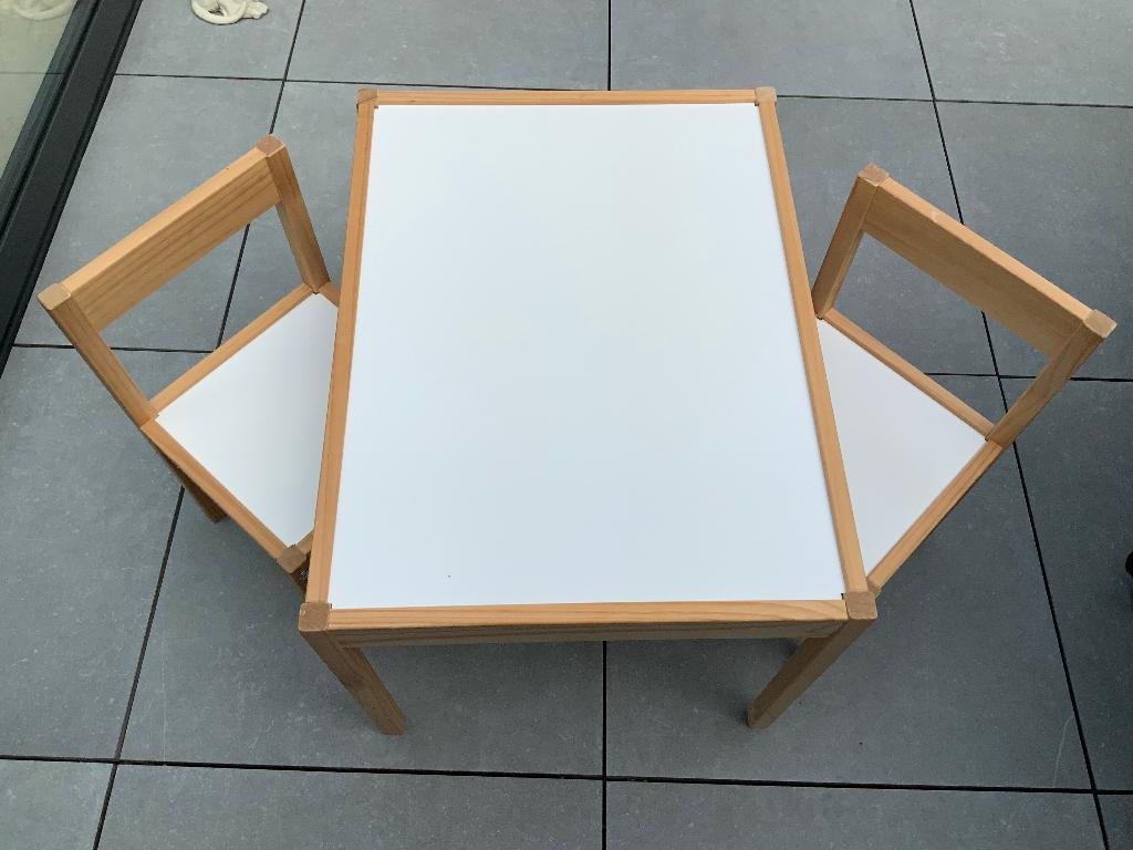 Table et 2 chaises en bois enfants, Enfants & Bébés, Enlèvement, Comme neuf