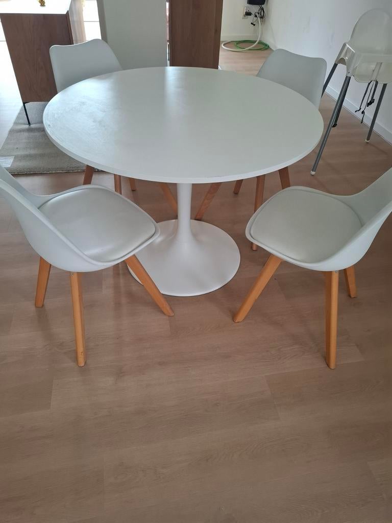 Witte tafel en stoelen, Enlèvement