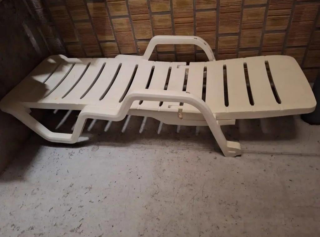 Ligbed inklapbaar kunststof wit met kussen, Jardin & Terrasse, Chaises longues, Enlèvement, Synthétique, Pliant