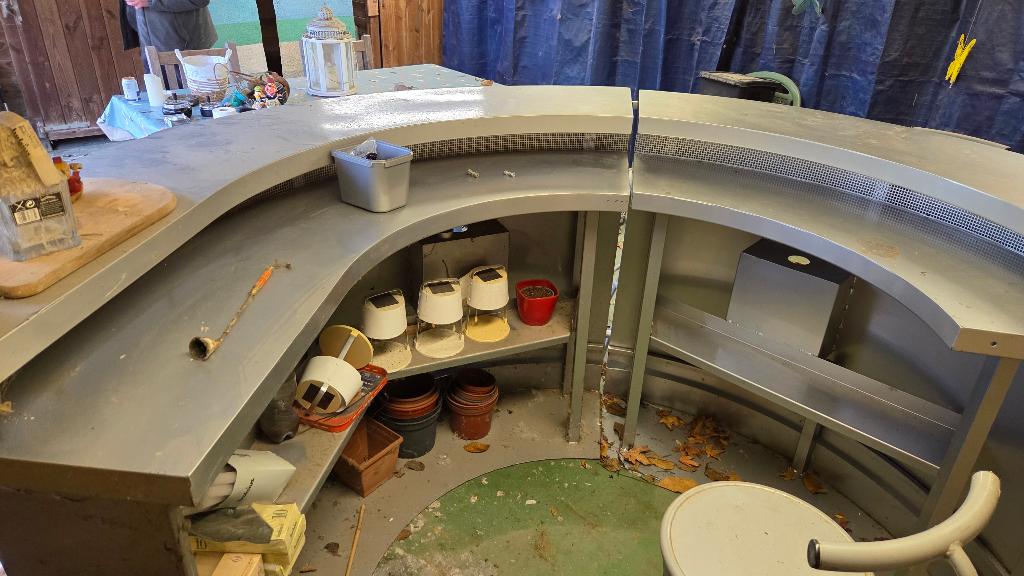 barren, Ophalen, Zo goed als nieuw, Inclusief barstoelen