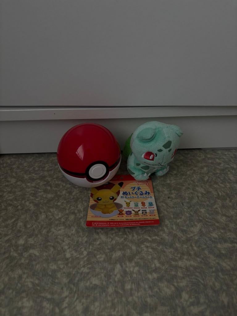 Pokémon Bulbasaur knuffel + Poké Ball case, Verzamelen, Ophalen of Verzenden