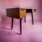 Vintage houten bureau met zwarte conische poten, Antiek en Kunst, Antiek | Meubels | Tafels, Ophalen of Verzenden