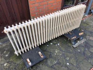 Vieux radiateur en fonte beschikbaar voor biedingen