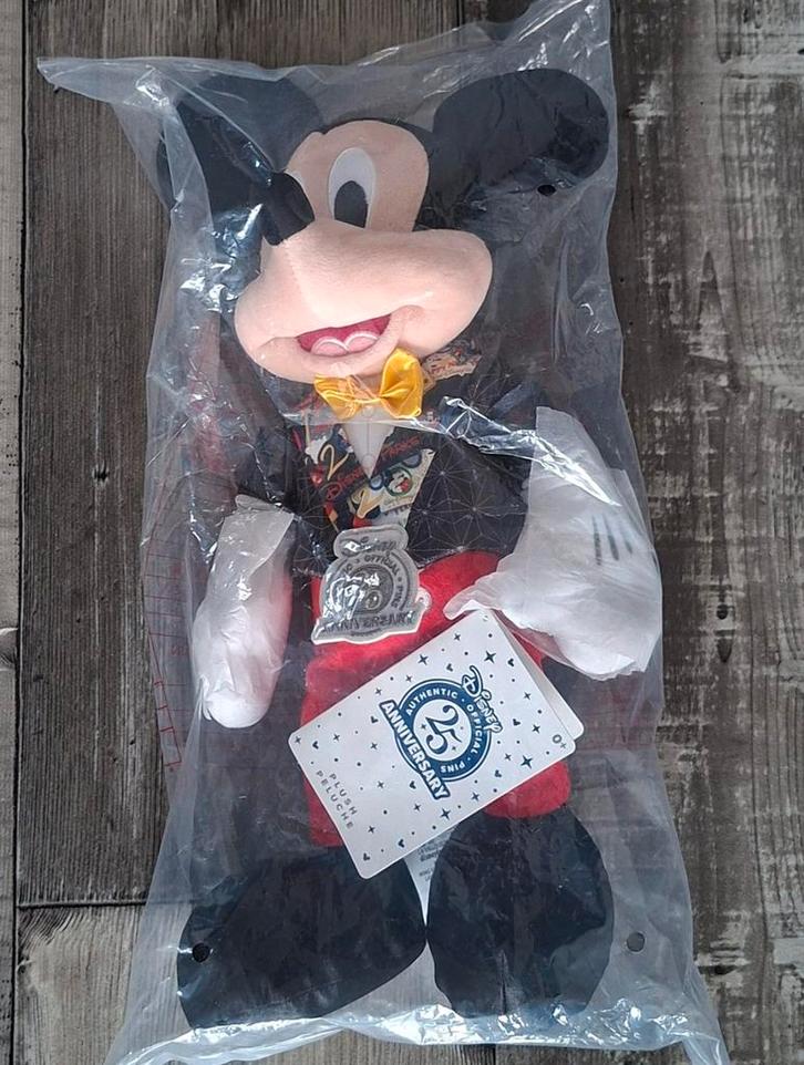 Mickey Mouse 25 Years Pin Trading knuffel - Disney (nieuw), Enfants & Bébés, Jouets | Peluches, Neuf, Enlèvement ou Envoi