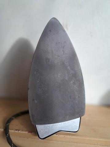 Fer à repasser de voyage
NOVA Vintage
années 1960  beschikbaar voor biedingen