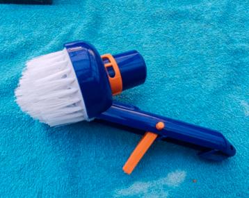 Zwembad reinigingsborstel  beschikbaar voor biedingen