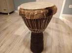 Malinese djembe 62 cm hoog met mooie houtsculpturen, Antiek en Kunst, Ophalen