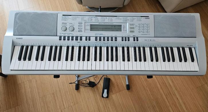 Casio WK-210 keyboard met sustainpedaal, Muziek en Instrumenten, Keyboards, Zo goed als nieuw, 76 toetsen, Casio, Aanslaggevoelig