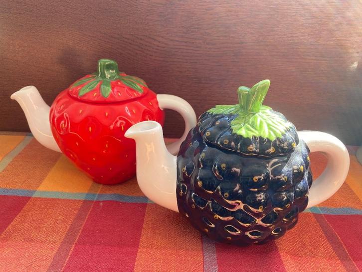 Pickwick strawberry raspberry teapots theepot, Verzamelen, Porselein, Kristal en Bestek, Zo goed als nieuw, Overige typen, Porselein