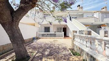 Gerenoveerde benedenwoning met ruim terras op Orihuela Costa beschikbaar voor biedingen