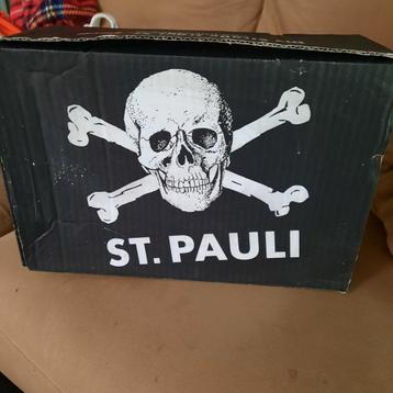 Schoendoos ( in karton ) van FC St.Pauli . beschikbaar voor biedingen