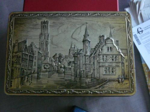 boîte en fer blanc avec motif perforé vue de Dijver Bruges, Collections, Boîte en métal, Utilisé, Biscuits, Autres marques, Enlèvement ou Envoi
