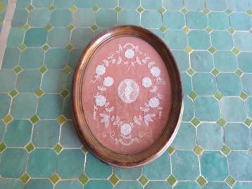 Vintage kadertje Brusselse kant Manneken Pis beschikbaar voor biedingen