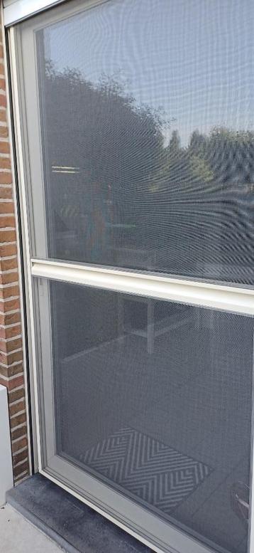 vliegenraam beschikbaar voor biedingen