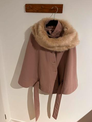 Roze wintercape met faux fur kraag