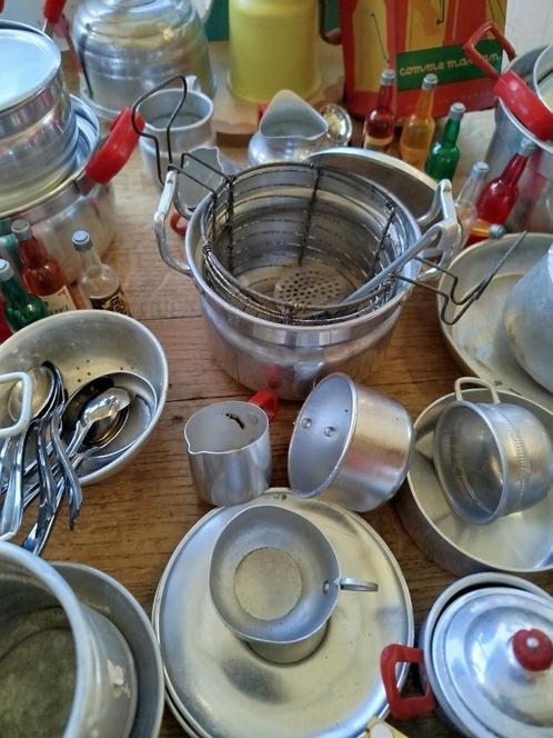 OUDE GROTE DINETTE VAN PLAATSTAAL EN ACCESSOIRES, Antiek en Kunst, Antiek | Speelgoed, Verzenden
