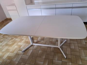 Te koop tafel beschikbaar voor biedingen