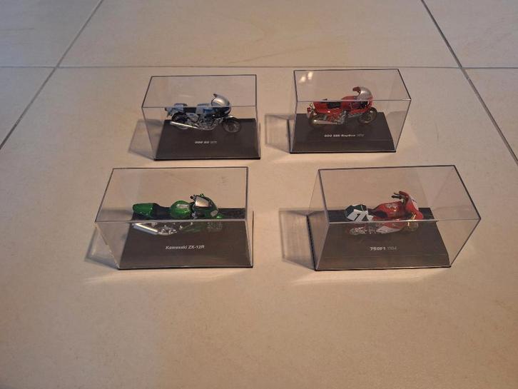 Set van 4 motor schaalmodellen (1:32) - Ducati & Kawasaki, Hobby & Loisirs créatifs, Voitures miniatures | 1:32, Comme neuf, Autres types