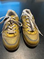Xti gouden sneakers met licht in de zool. Maat 32., Gebruikt, Meisje, Schoenen, Ophalen of Verzenden