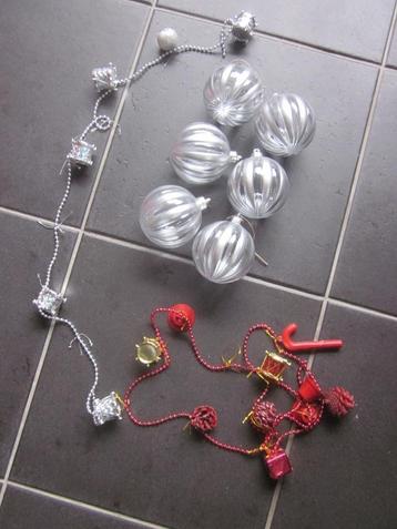 6 zilver-doorzichtige kerstballen + gratis 2 slingertjes beschikbaar voor biedingen