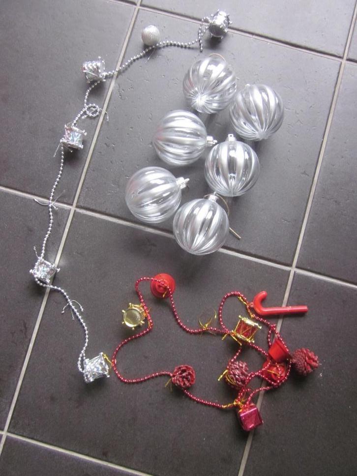 6 zilver-doorzichtige kerstballen + gratis 2 slingertjes, Diversen, Kerst, Gebruikt, Ophalen of Verzenden