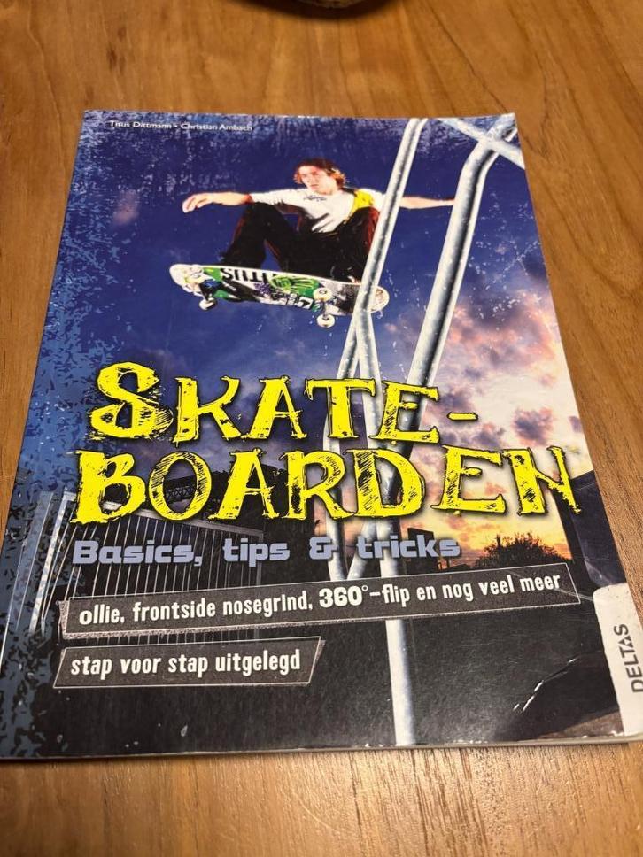 Boek "Skateboarden" basics, tips & tricks, Boeken, Hobby en Vrije tijd, Zo goed als nieuw, Geschikt voor kinderen, Ophalen