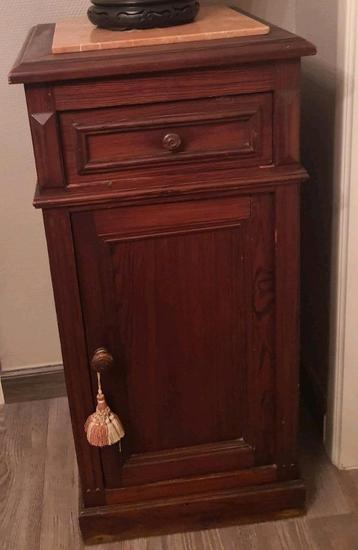 Houten kastje met marmeren blad beschikbaar voor biedingen