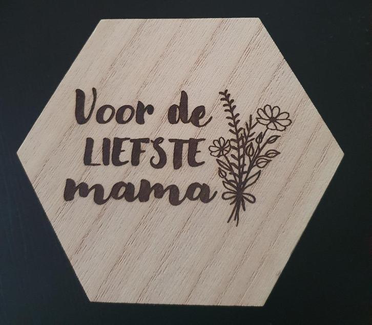 Houten kistje hexagon gelaserd 14x12x9(voor de liefste mama), Huis en Inrichting, Woonaccessoires | Kisten, Nieuw, Ophalen of Verzenden
