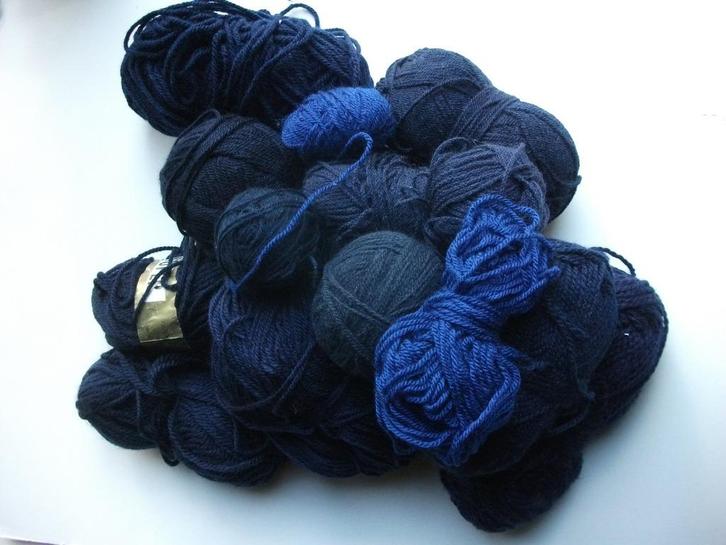 Lotje breiwol BLAUW 600 gr, Hobby en Vrije tijd, Breien en Haken, Breien of Haken, Wol of Garen, Ophalen of Verzenden