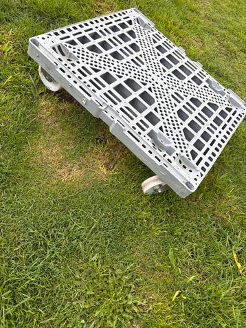 Chariot à roulettes beschikbaar voor biedingen