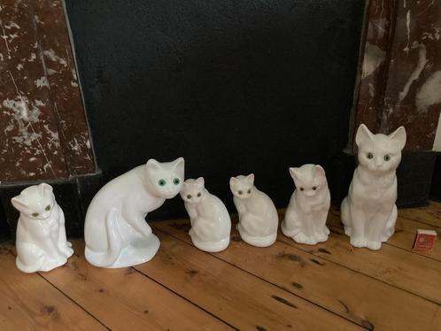 9 figurines de chat blanc vintage des années 1980 aux yeux v, Collections, Statues & Figurines, Comme neuf, Animal, Enlèvement ou Envoi