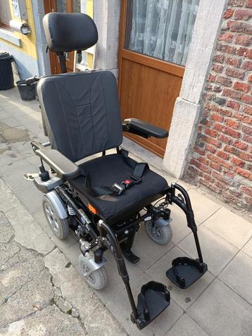 Chaise roulante fauteuil électrique peu roulé sur la route beschikbaar voor biedingen